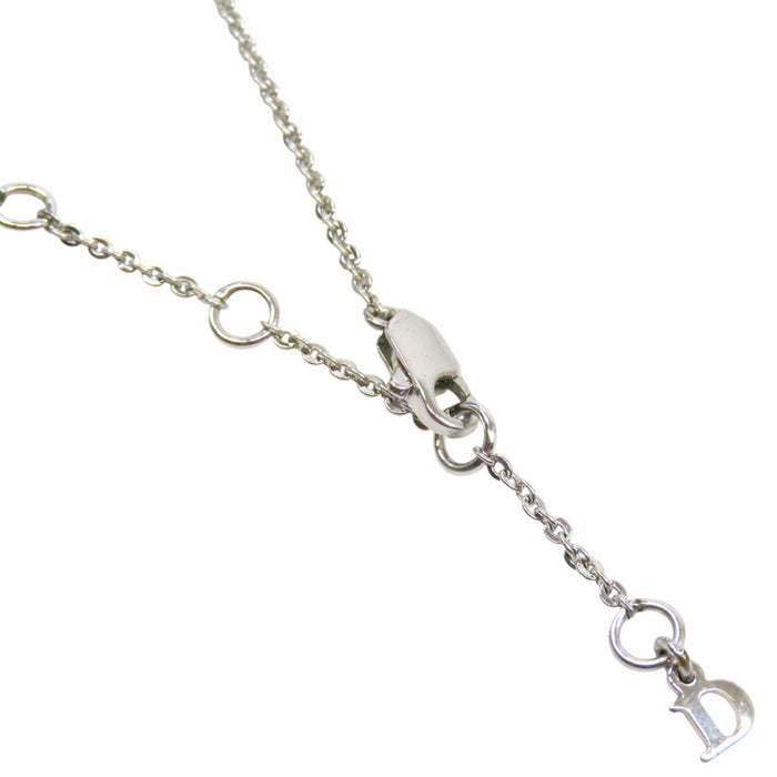 Dior  
Logo Trotter metallo color argento con strass colorati  
Collana con logo e strass
