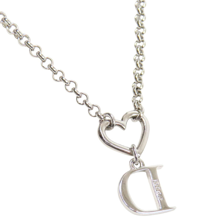 Dior 
Collier cœur ouvert et D ouvert avec logo et strass 
Fermoir couleur argent