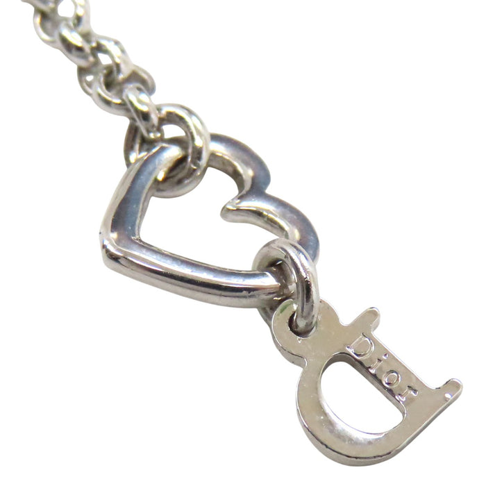 Dior 
Collier cœur ouvert et D ouvert avec logo et strass 
Fermoir couleur argent