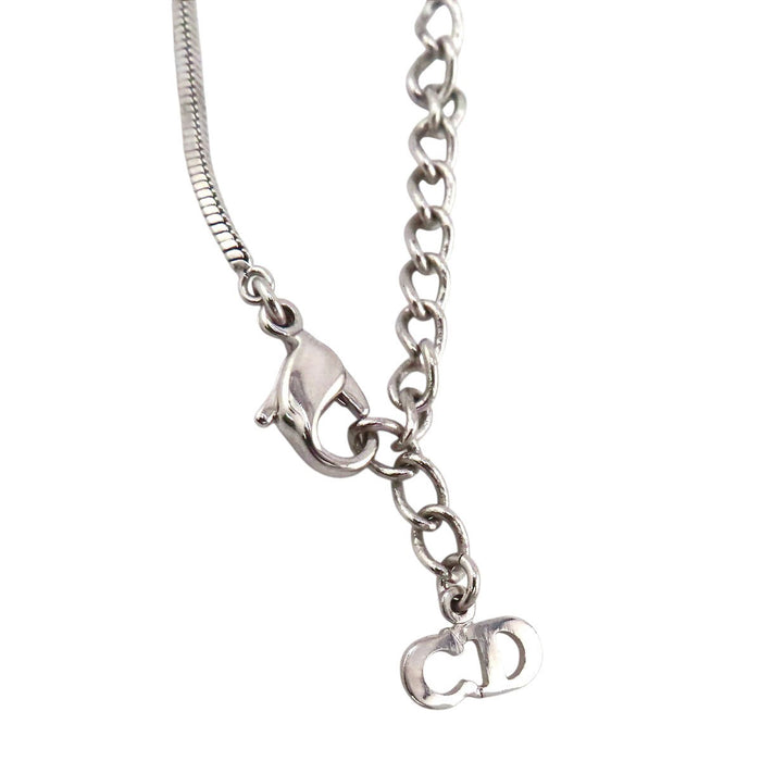 Dior  
Collier plaque Trotteur numéro 2 en métal couleur argent
