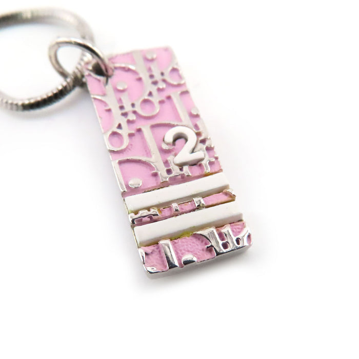 Dior  
Collier plaque Trotteur numéro 2 en métal couleur argent