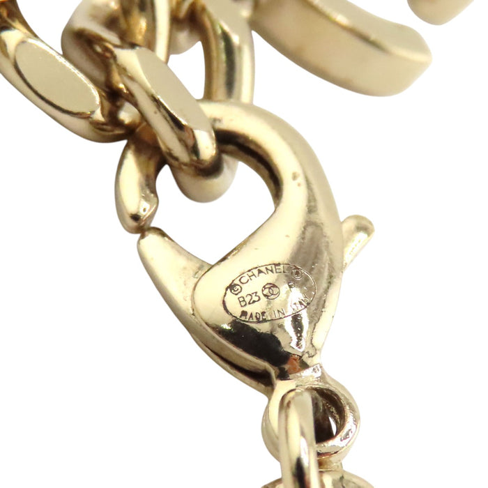 CHANEL 
Collier ras-du-cou B23P COCO CC logo en métal couleur or 
Marque Coco en cuir et strass