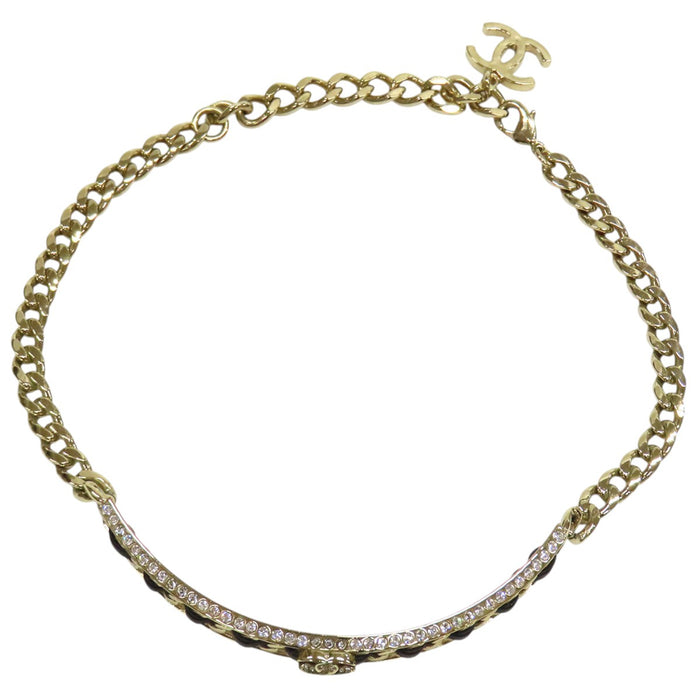 CHANEL 
Collier ras-du-cou B23P COCO CC logo en métal couleur or 
Marque Coco en cuir et strass
