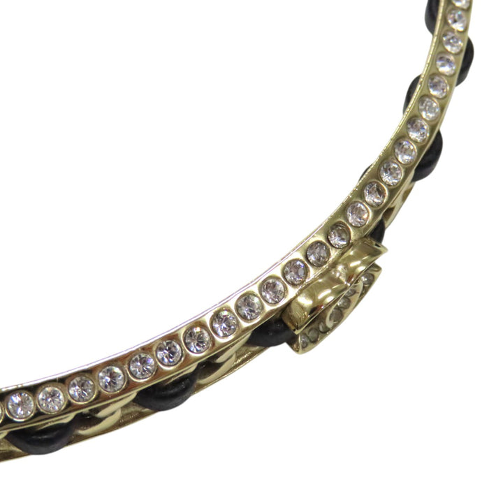CHANEL 
Collier ras-du-cou B23P COCO CC logo en métal couleur or 
Marque Coco en cuir et strass