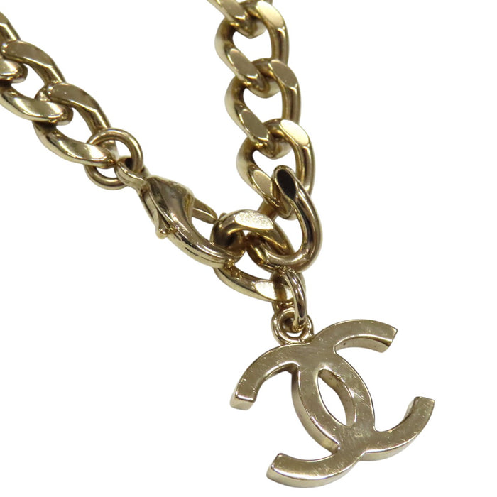 CHANEL 
Collier ras-du-cou B23P COCO CC logo en métal couleur or 
Marque Coco en cuir et strass