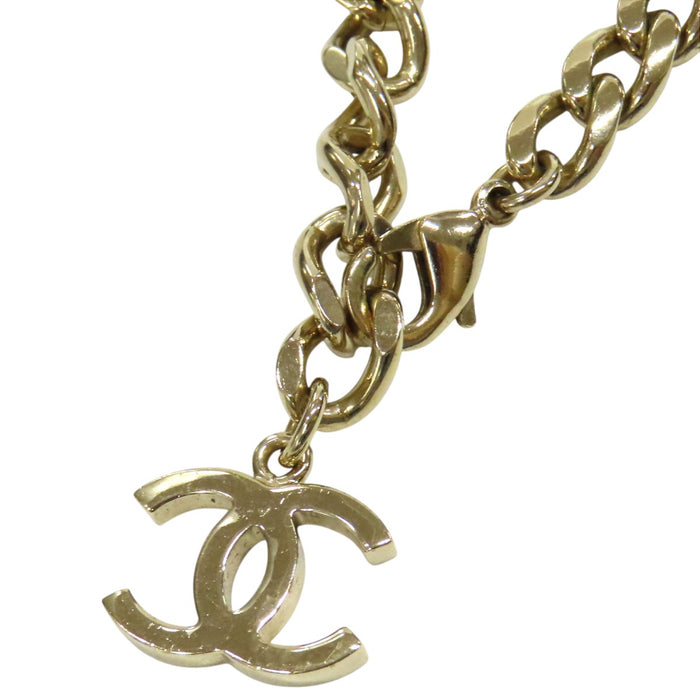 CHANEL 
Collier ras-du-cou B23P COCO CC logo en métal couleur or 
Marque Coco en cuir et strass