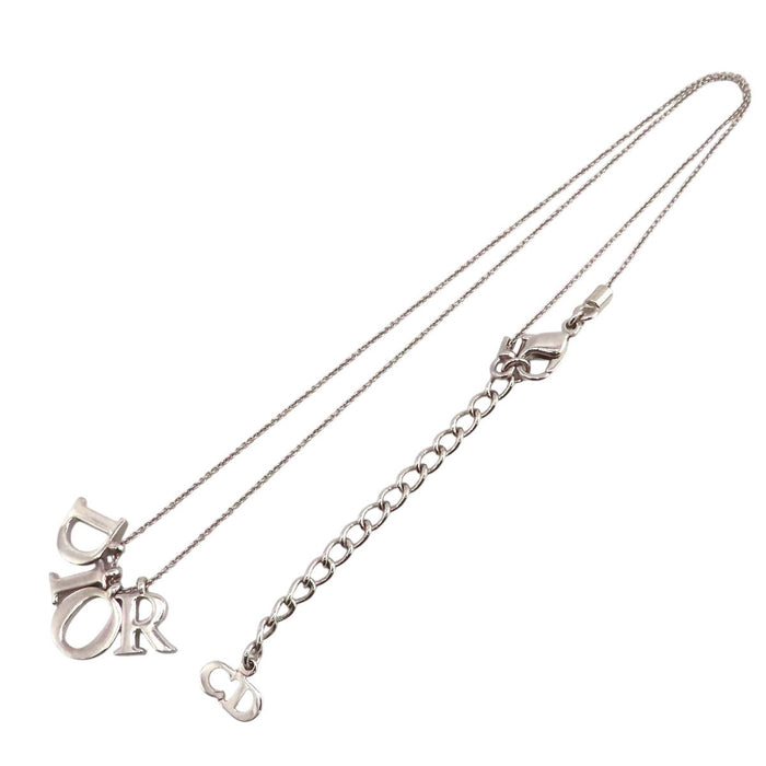Dior  
Logo métal couleur argent Dio(r)evolution  
Collier Diorevolution