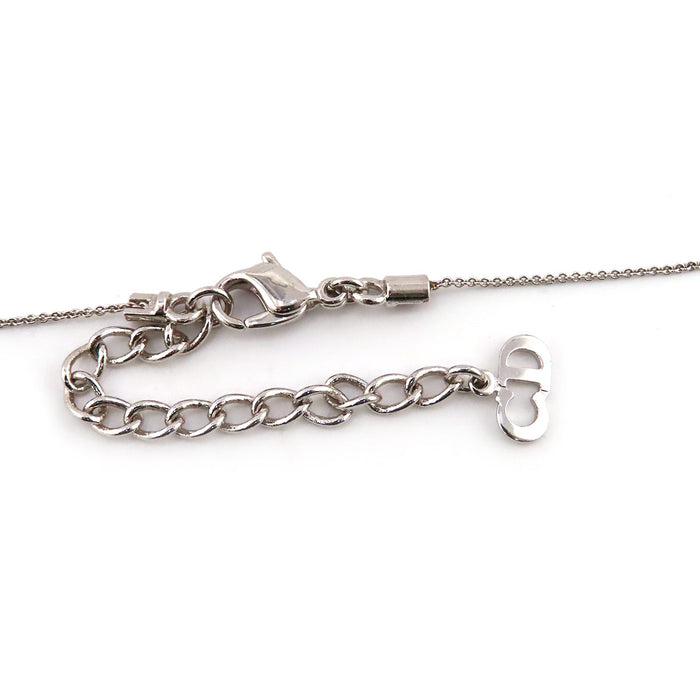 Dior  
Logo métal couleur argent Dio(r)evolution  
Collier Diorevolution