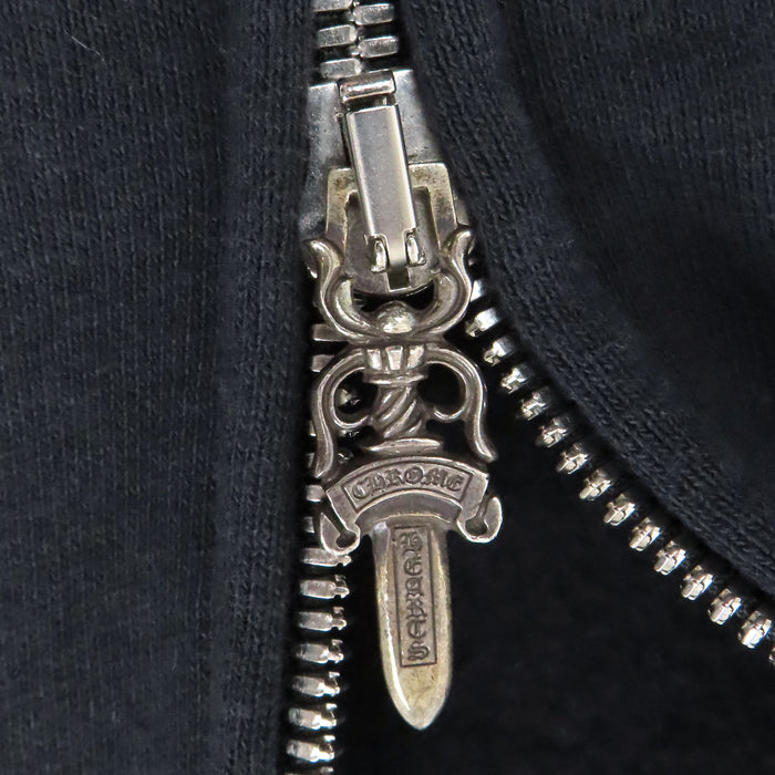 CHROME HEARTS 
Felpa CH con cerniera a pugnale, doppia cerniera, cotone, pelle, interno felpato 
Maniche con patch a croce, felpa con cappuccio e zip