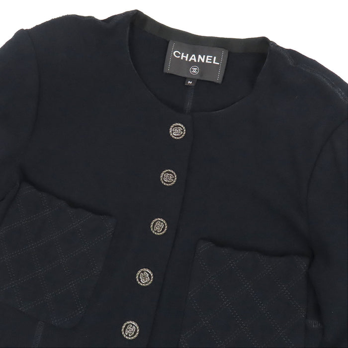 CHANEL  
COCO CC Bouton Coco  
Veste sans col avec logo Coco