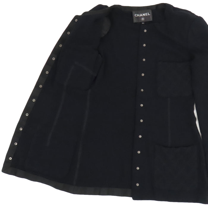 CHANEL  
COCO CC Bouton Coco  
Veste sans col avec logo Coco