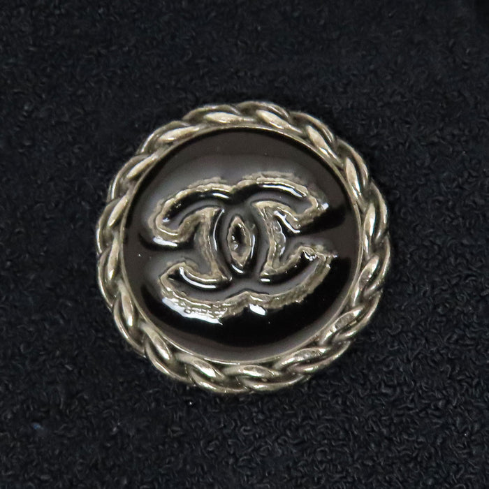 CHANEL  
COCO CC Bouton Coco  
Veste sans col avec logo Coco