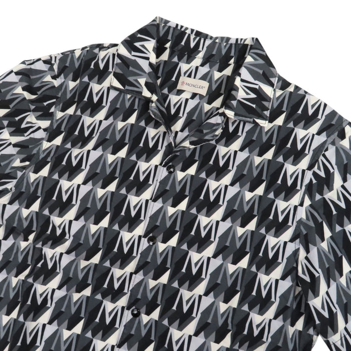 MONCLER 
Chemise à manches courtes en coton avec logo écusson, motif intégral, fabriquée en 2024