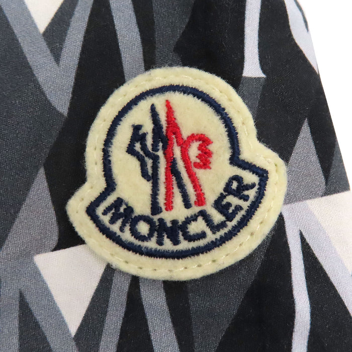MONCLER 
Chemise à manches courtes en coton avec logo écusson, motif intégral, fabriquée en 2024
