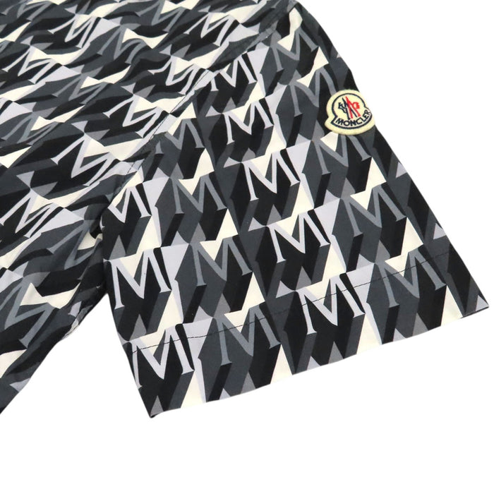 MONCLER 
Chemise à manches courtes en coton avec logo écusson, motif intégral, fabriquée en 2024
