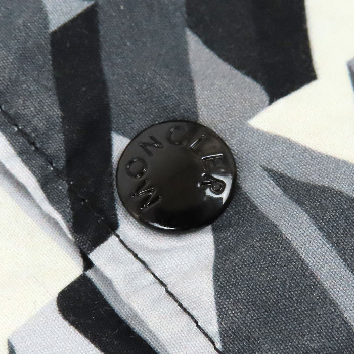 MONCLER 
Chemise à manches courtes en coton avec logo écusson, motif intégral, fabriquée en 2024