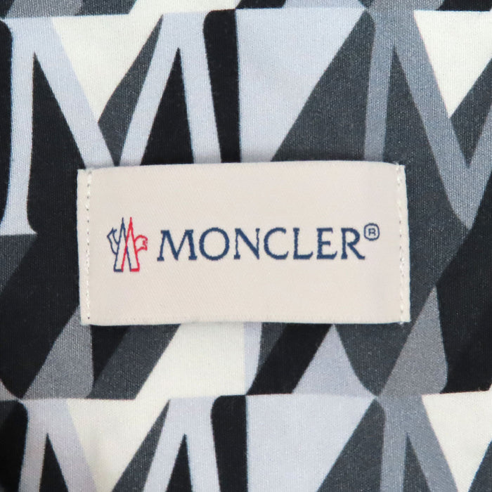 MONCLER 
Chemise à manches courtes en coton avec logo écusson, motif intégral, fabriquée en 2024