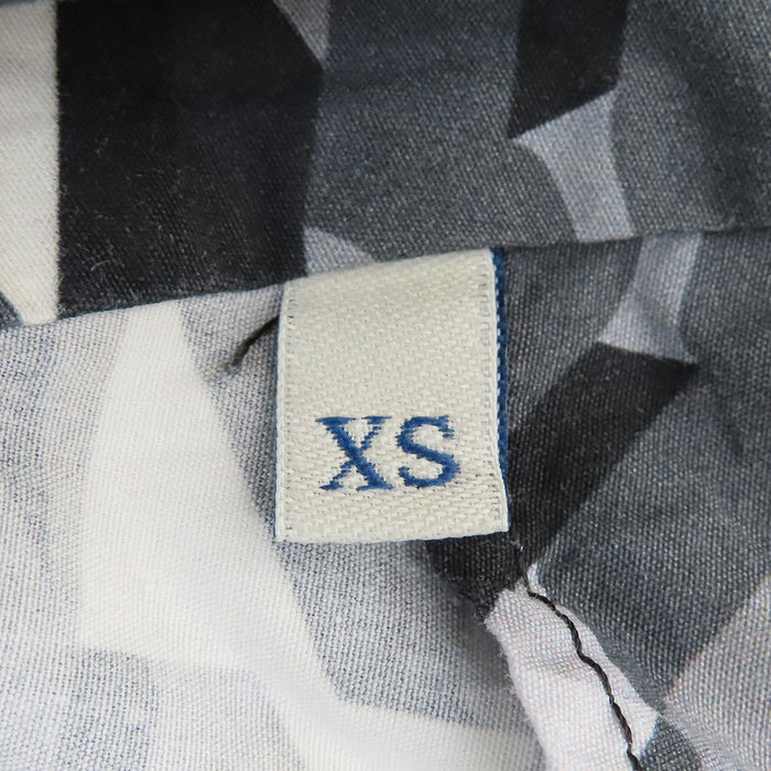 MONCLER 
Chemise à manches courtes en coton avec logo écusson, motif intégral, fabriquée en 2024