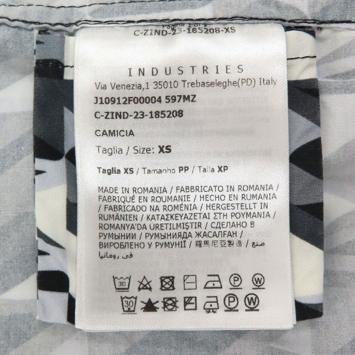MONCLER 
Chemise à manches courtes en coton avec logo écusson, motif intégral, fabriquée en 2024