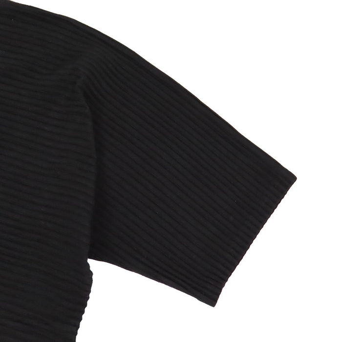 ISSEY MIYAKE  
Silhouette en boîte ISSEY MIYAKE me  
Robe plissée me