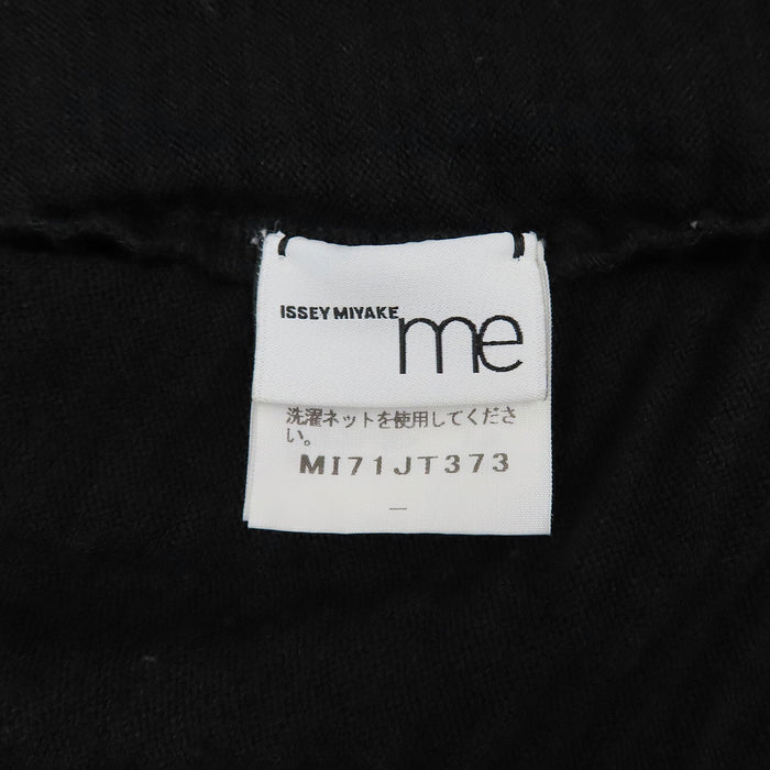 ISSEY MIYAKE  
Silhouette en boîte ISSEY MIYAKE me  
Robe plissée me