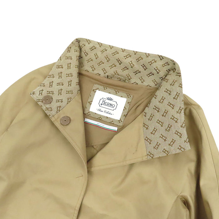 Herno  
Bouton à manche en H  
Veste col montant en coton avec plaque logo