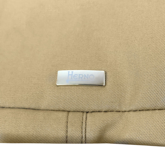 Herno  
Bouton à manche en H  
Veste col montant en coton avec plaque logo