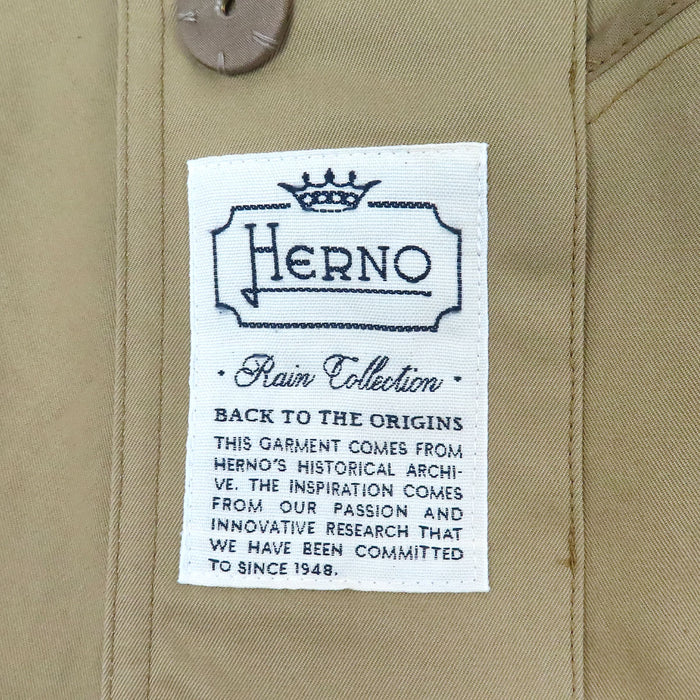 Herno  
Bouton à manche en H  
Veste col montant en coton avec plaque logo