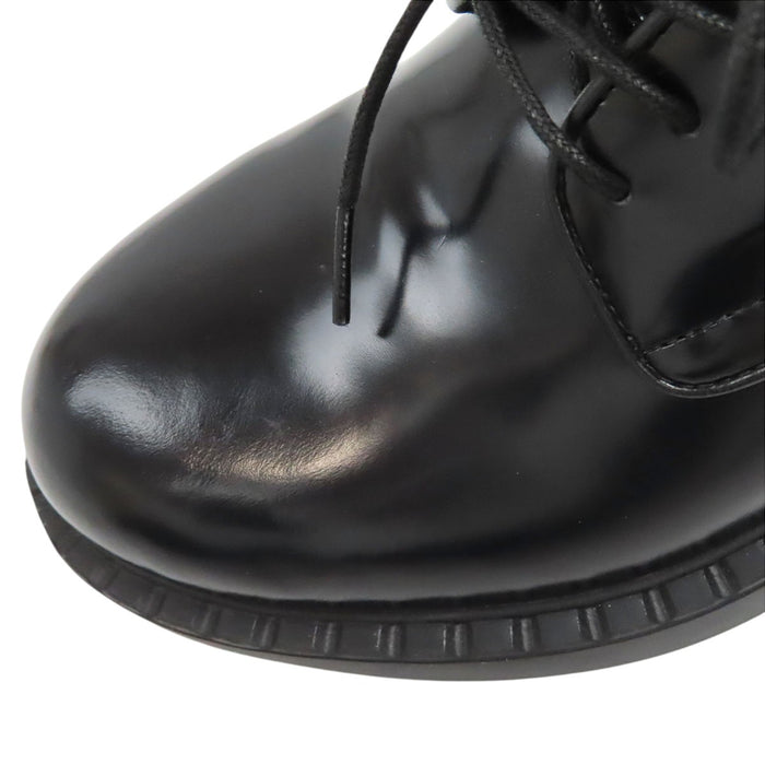PRADA  
Derbies en cuir brossé à lacets avec plaque triangulaire  
Logo triangulaire