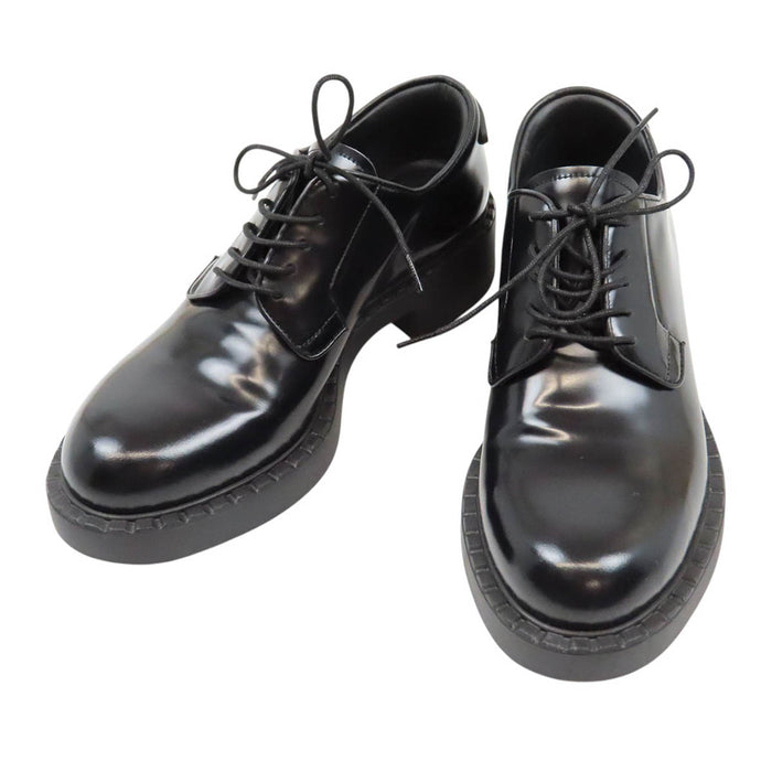 PRADA  
Derbies en cuir brossé à lacets avec plaque triangulaire  
Logo triangulaire