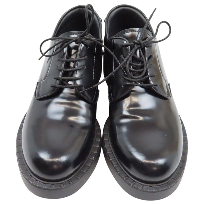PRADA  
Derbies en cuir brossé à lacets avec plaque triangulaire  
Logo triangulaire