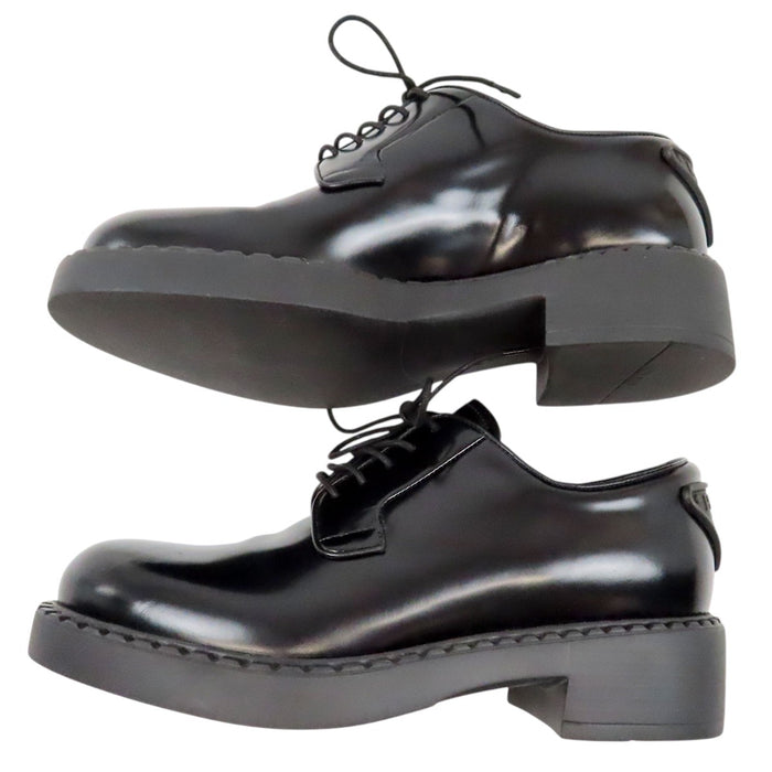 PRADA  
Derbies en cuir brossé à lacets avec plaque triangulaire  
Logo triangulaire