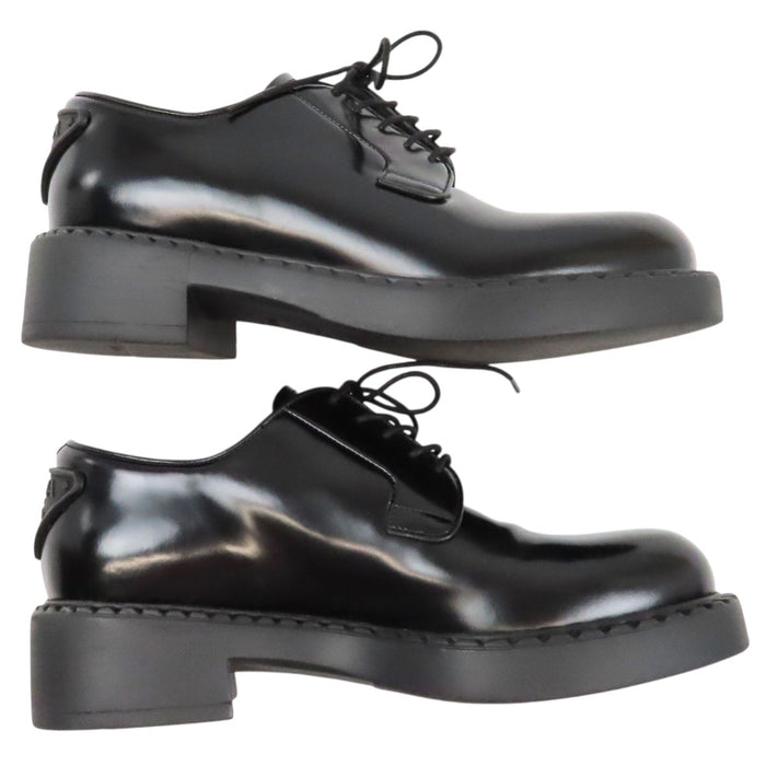 PRADA  
Derbies en cuir brossé à lacets avec plaque triangulaire  
Logo triangulaire