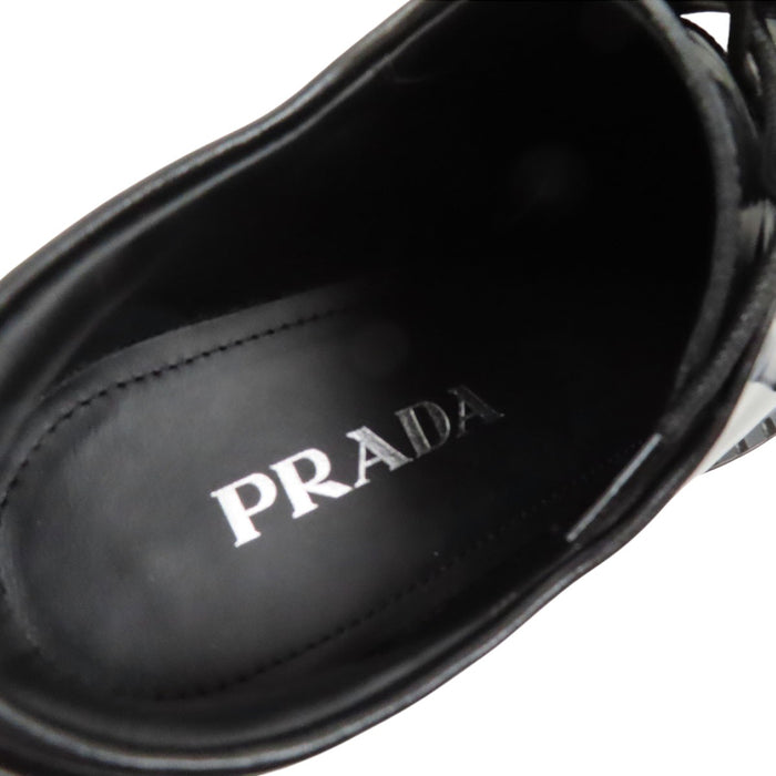 PRADA  
Derbies en cuir brossé à lacets avec plaque triangulaire  
Logo triangulaire