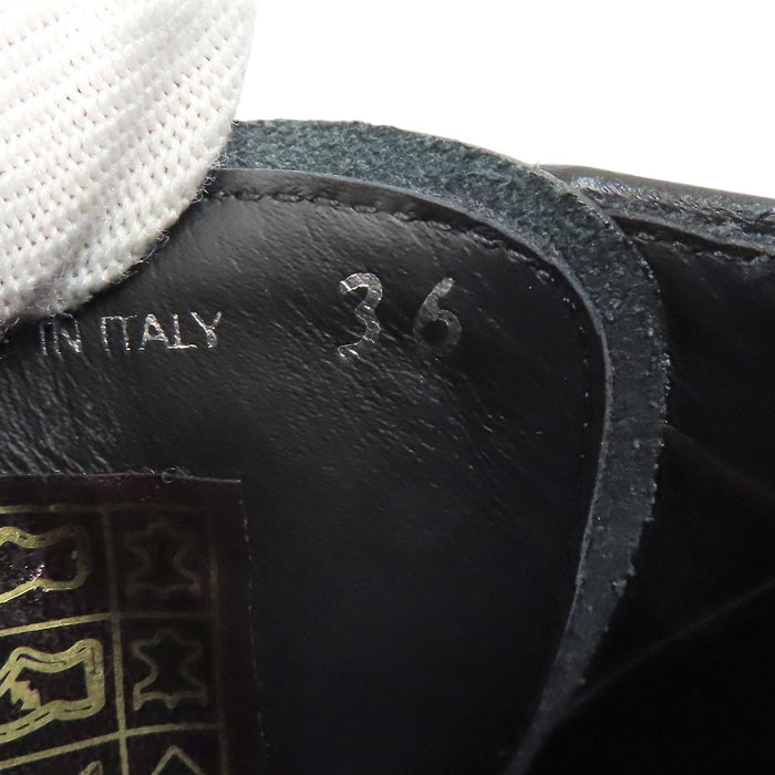 PRADA  
Derbies en cuir brossé à lacets avec plaque triangulaire  
Logo triangulaire
