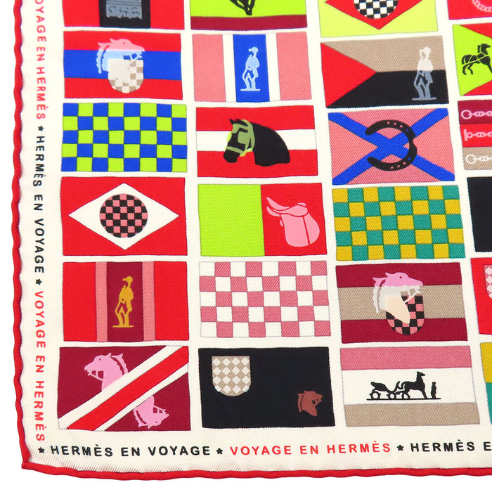 HERMÈS  
Foulard grand format en soie  
Carré 90 HERMÈS EN VOYAGE Voyage Drapeau