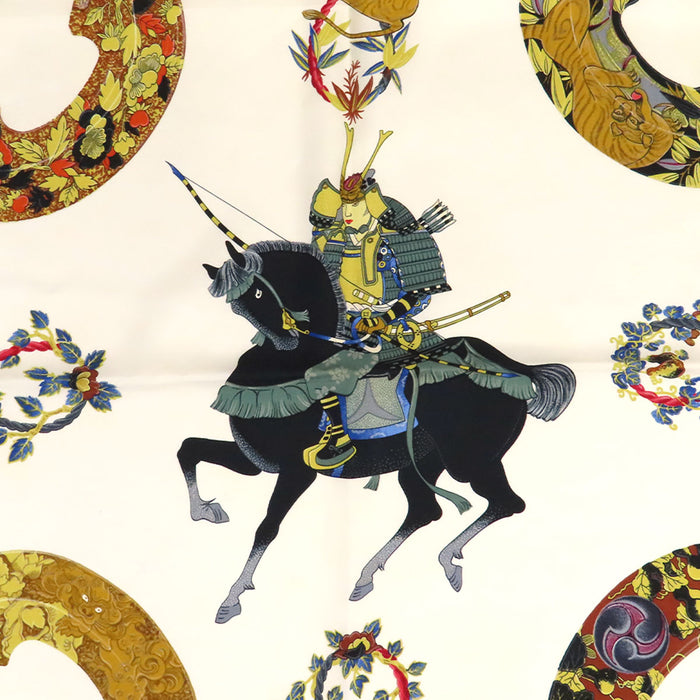 HERMES  
Grand foulard en soie  
Carré 90 SAMOURAI 侍 foulard