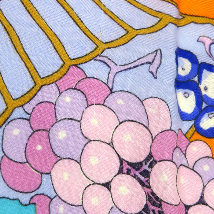 HERMES  
Grand carré logo mélange cachemire et soie Cashsil  
Carré 90 Fleurs Raisins Fleurs de vigne Écharpe