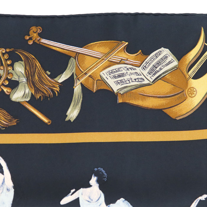 HERMES 
シルク 大判 バレリーナ 楽器 
カレ 90 LA DANCE ラ ダンス スカーフ