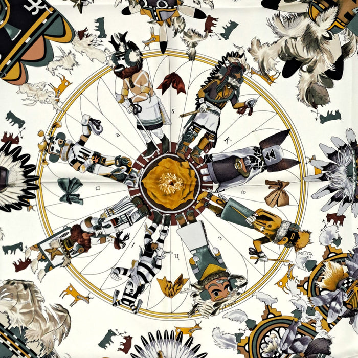 HERMES  
Grand foulard en soie  
Carré 90 Kachinas カチナ