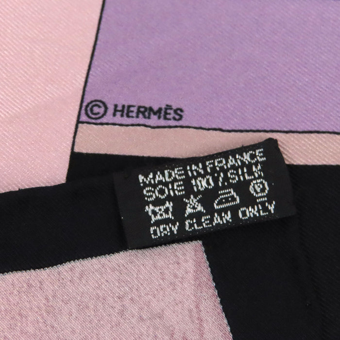 HERMES  
Carré 70 en soie DANSE SWINGING SAINT GERMAIN  
Foulard SWINGING SAINT GERMAIN