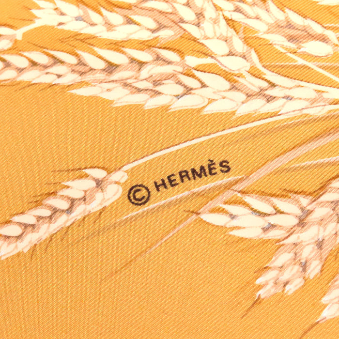 HERMES 
Sciarpa grande in seta 
Carré 90 LAPINS DANS UN CHAMP DE campo di grano e conigli