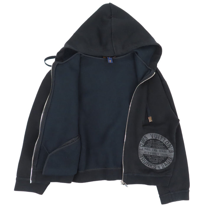 LOUIS VUITTON  
Sweat-shirt logo  
Veste zippée à capuche avec tampon LV  
Monogramme