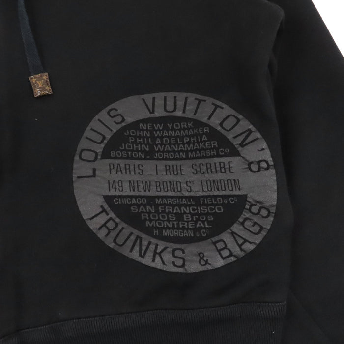 LOUIS VUITTON  
Sweat-shirt logo  
Veste zippée à capuche avec tampon LV  
Monogramme