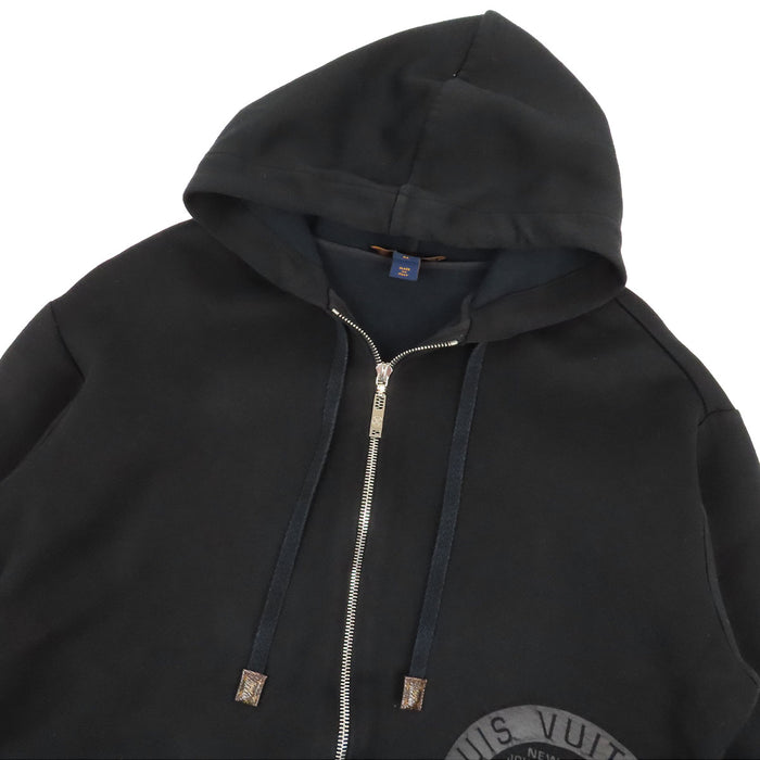 LOUIS VUITTON  
Sweat-shirt logo  
Veste zippée à capuche avec tampon LV  
Monogramme