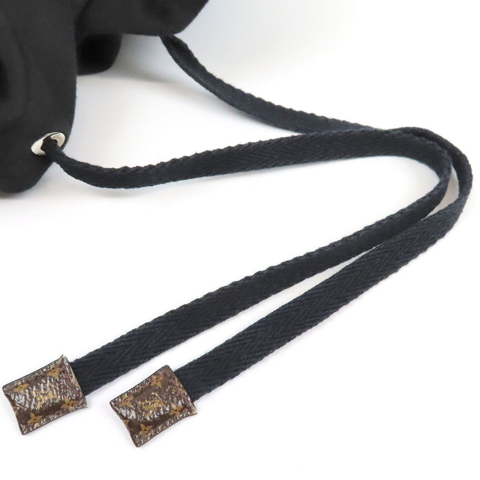 LOUIS VUITTON  
Sweat-shirt logo  
Veste zippée à capuche avec tampon LV  
Monogramme