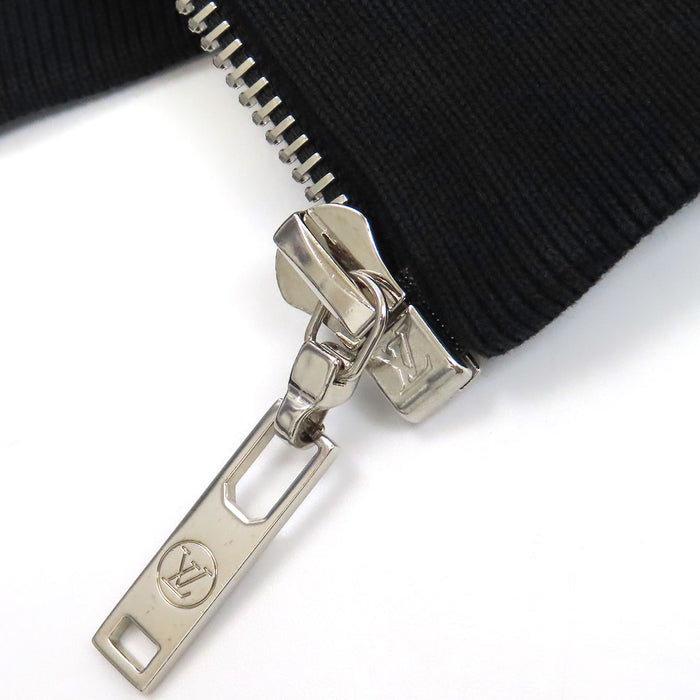 LOUIS VUITTON  
Sweat-shirt logo  
Veste zippée à capuche avec tampon LV  
Monogramme