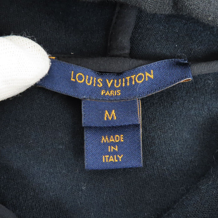LOUIS VUITTON  
Sweat-shirt logo  
Veste zippée à capuche avec tampon LV  
Monogramme