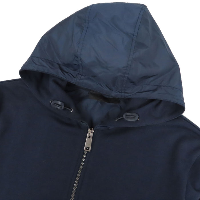 PRADA  
Sweat à capuche en coton avec logo en caoutchouc et empiècements en nylon  
Veste zippée avec logo latéral