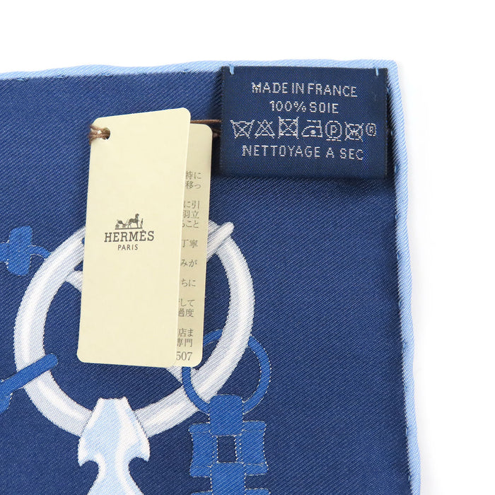 HERMES 
Foulard carré 45 en soie Petit Carré 
Motif chaîne et bride par Daisuke Nomura
